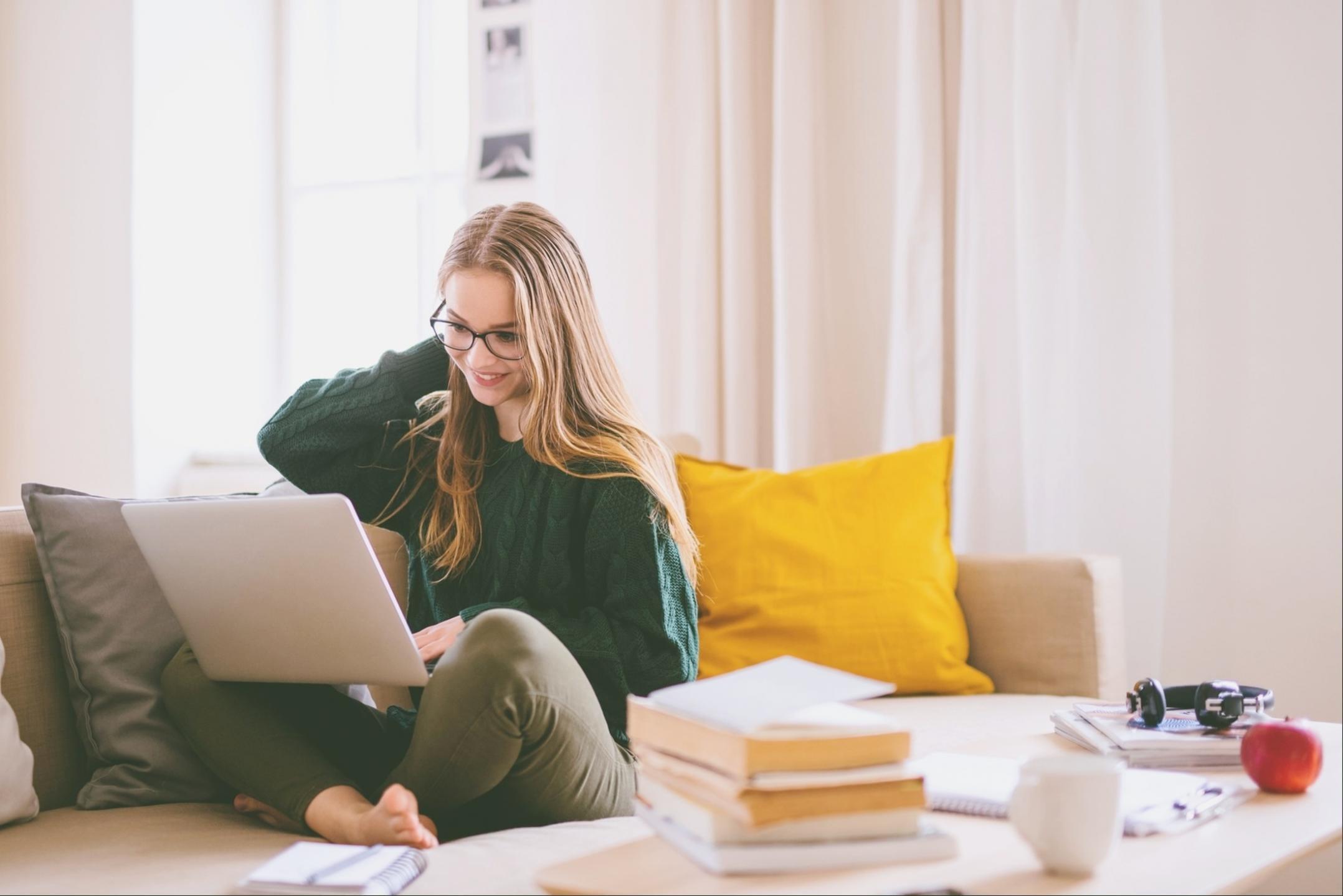 Kreatives Team bei der Arbeit an multimedialen Projekten